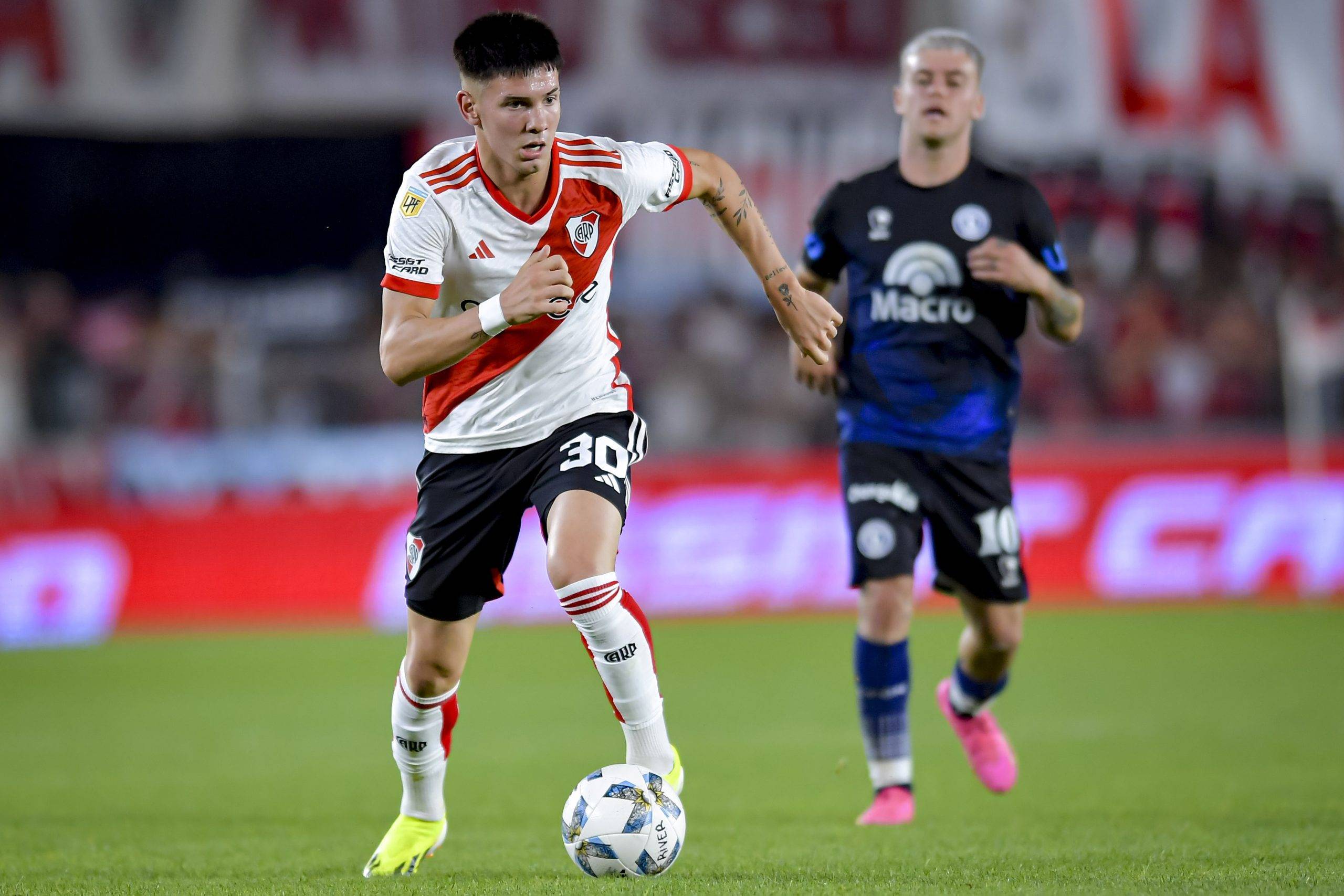 关于足球球员突破自我,表现堪称完美的信息 关于足球球员突破自我,表现堪称完美的信息