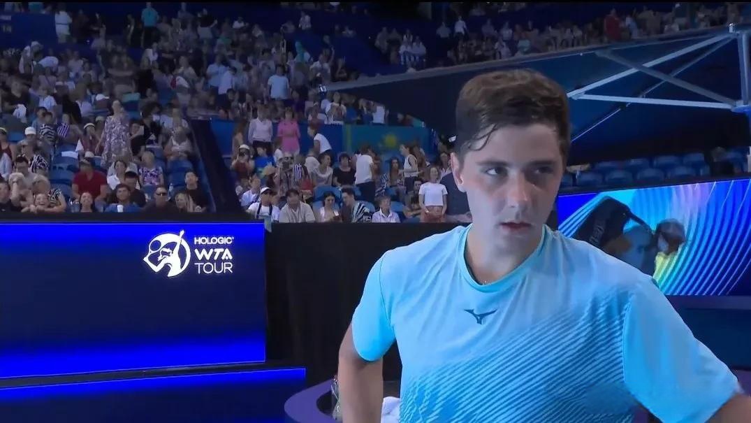 包含联合杯鏖战温网，西西帕斯点燃赛场的词条