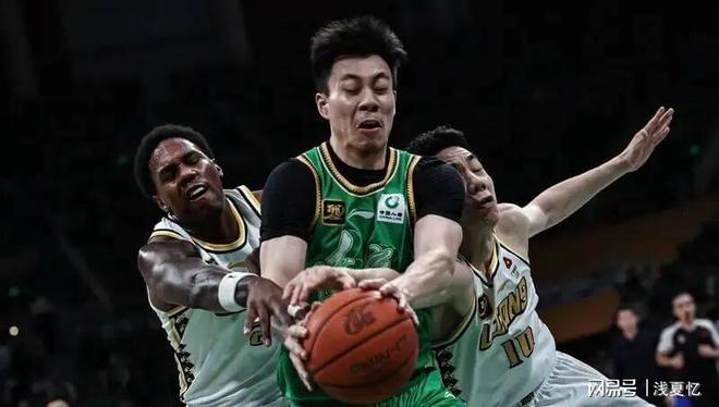 新疆队碾压猛龙，张镇麟关键制胜