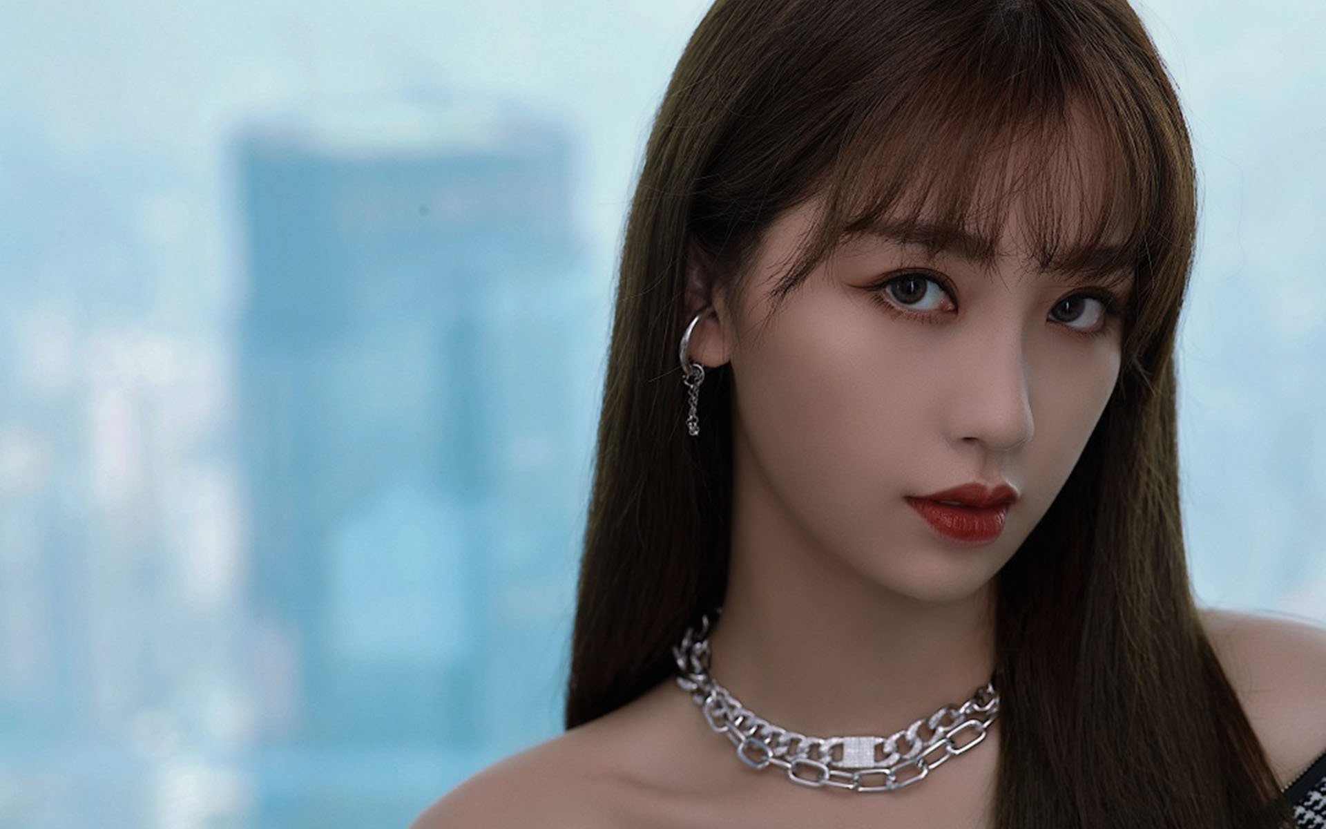 夜色硝烟，当轮胎尖叫遇见球场锋刃